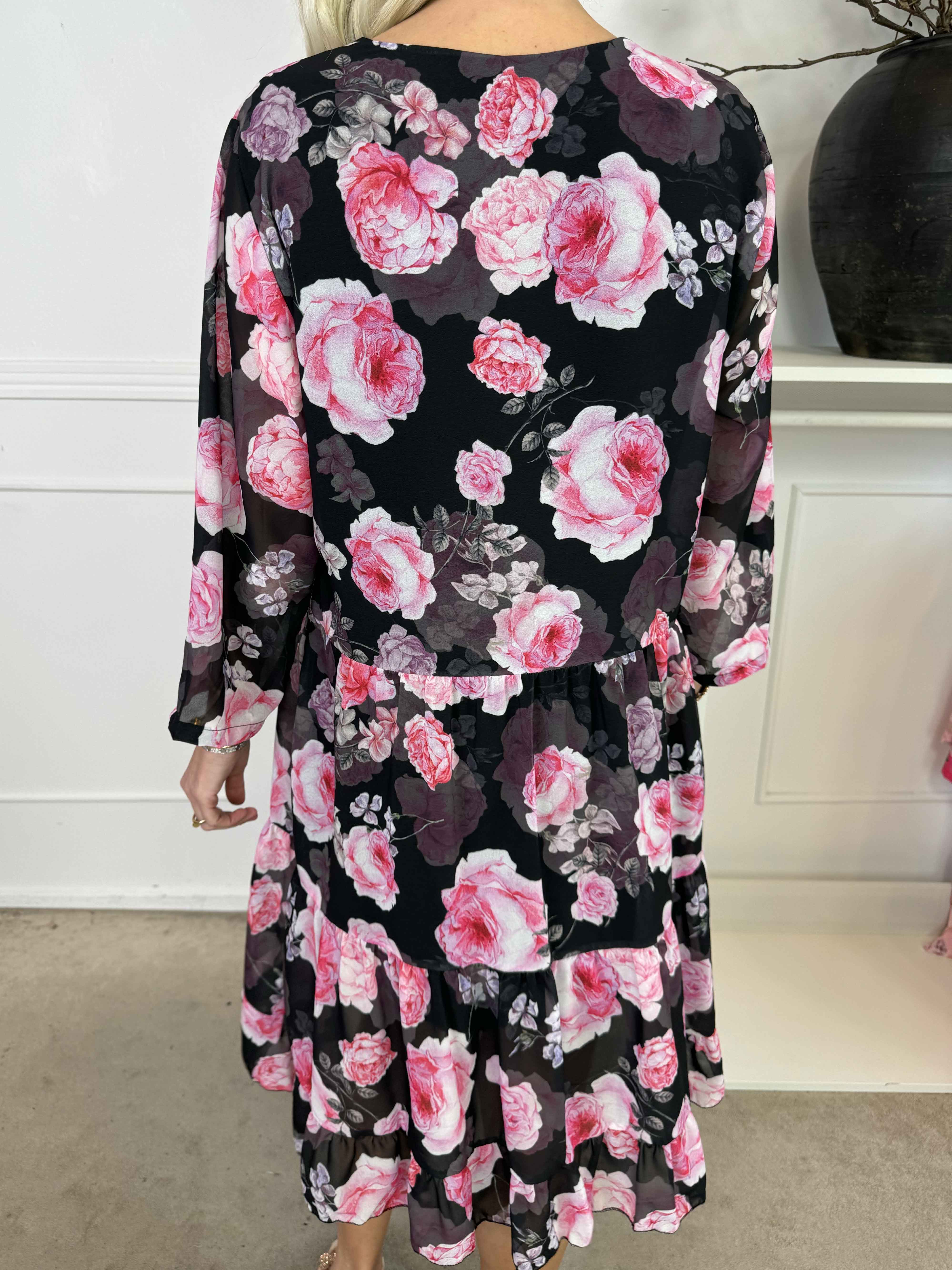 Stella - Blomsterkjole i chiffon med viskose underkjole